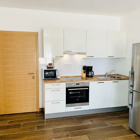 La 2 Apartment *