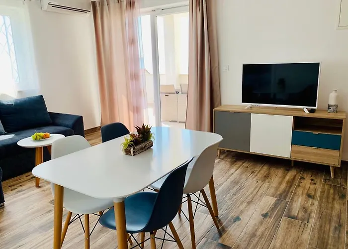 La 2 Apartment *