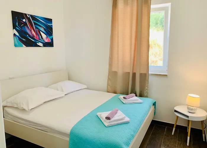 La 2 Apartment *