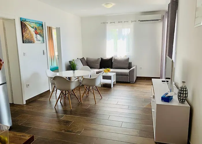 La 2 Apartment *